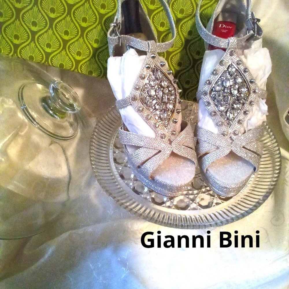 💖Gianni Bini Silver Platform Heels Size:8 BNWT